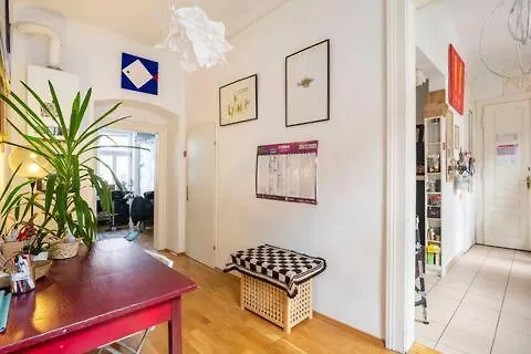 Fro-Media - Streetside Room 2 - Community Space Βιέννη Δωμάτια σε οικογενειακή κατοικία