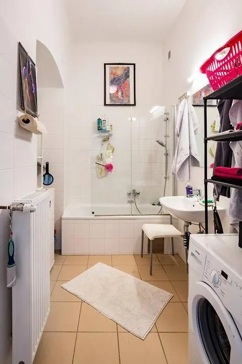 Δωμάτια σε οικογενειακή κατοικία Fro-Media - Streetside Room 2 - Community Space Βιέννη